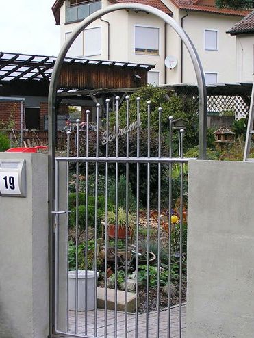 Gartentor aus Metall mit Rundbogen und Spitzen, gefertigt in der eigenen Werkstatt