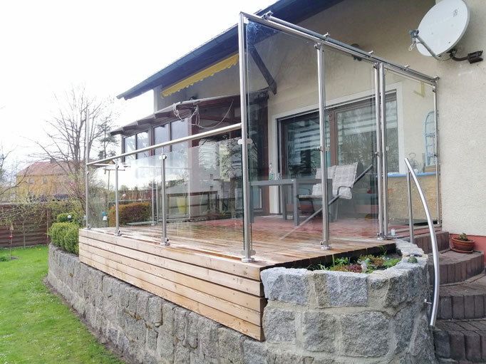 Terrasse mit Windschutz aus Glas und Edelstahl, von Zaunbau Kuhn gebaut