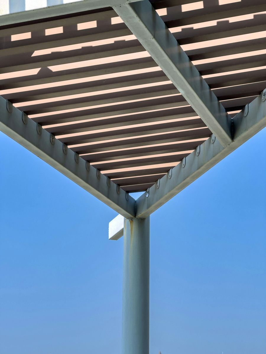 Verstellbares Aluminium-Lamellendach von unten gegen den Himmel