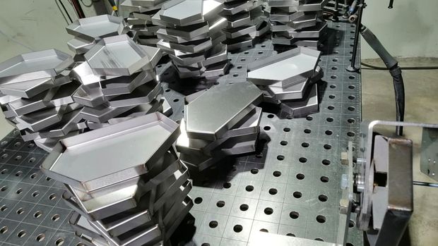 Gefertigte Blechteile aus Edelstahl auf einem Schweißtisch in der Werkstatt von Zaunbau Kuhn